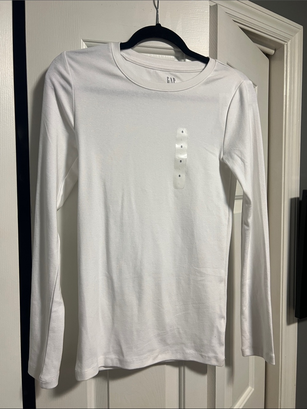 GAP White Long-Sleeve modern tee